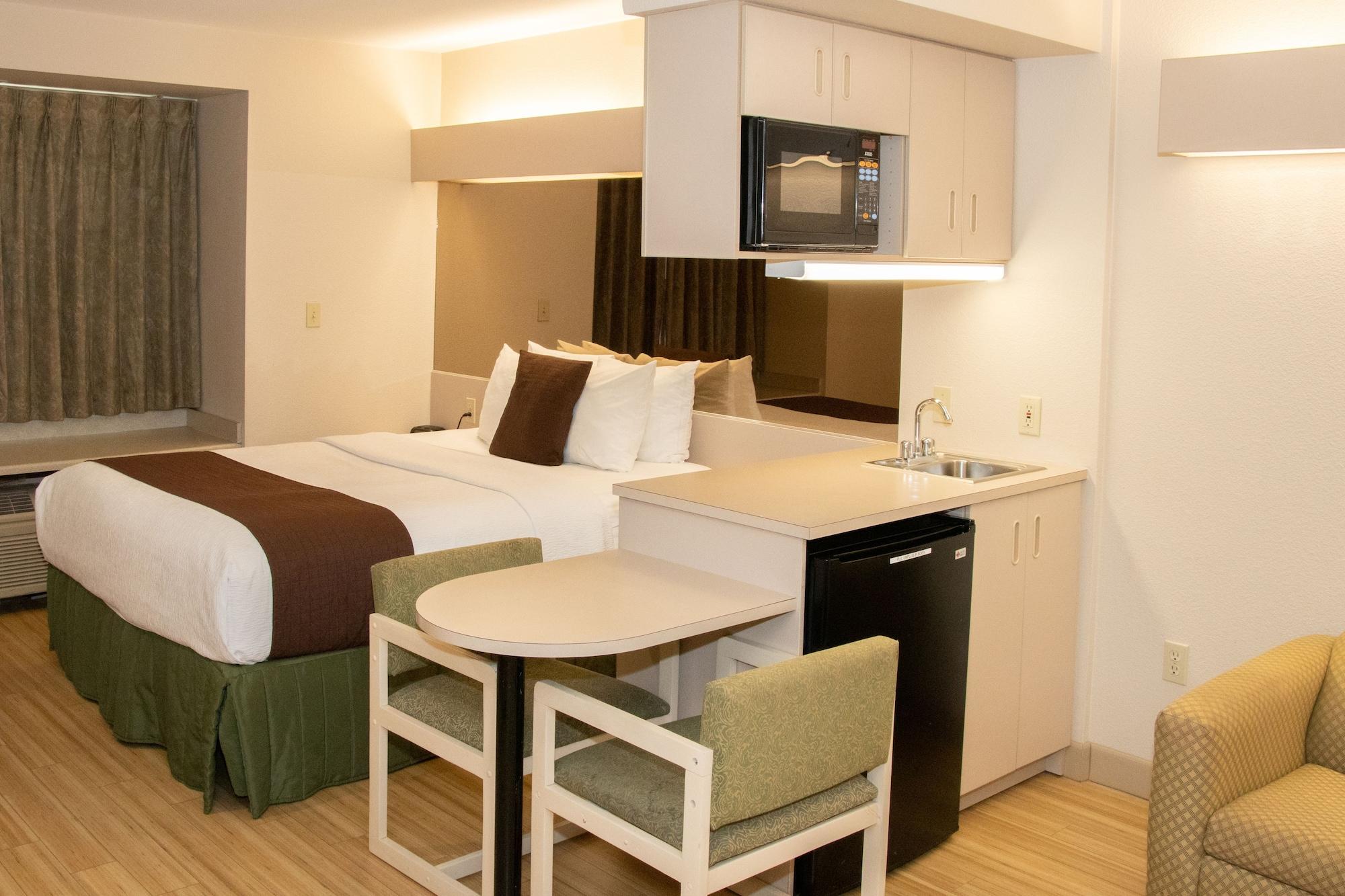 Microtel & Hotel Lodi